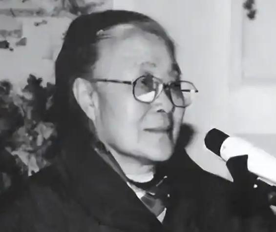 1951年，徐静斐从安徽赶到北京医院探望病重的父亲徐悲鸿。她一进门，先看见父