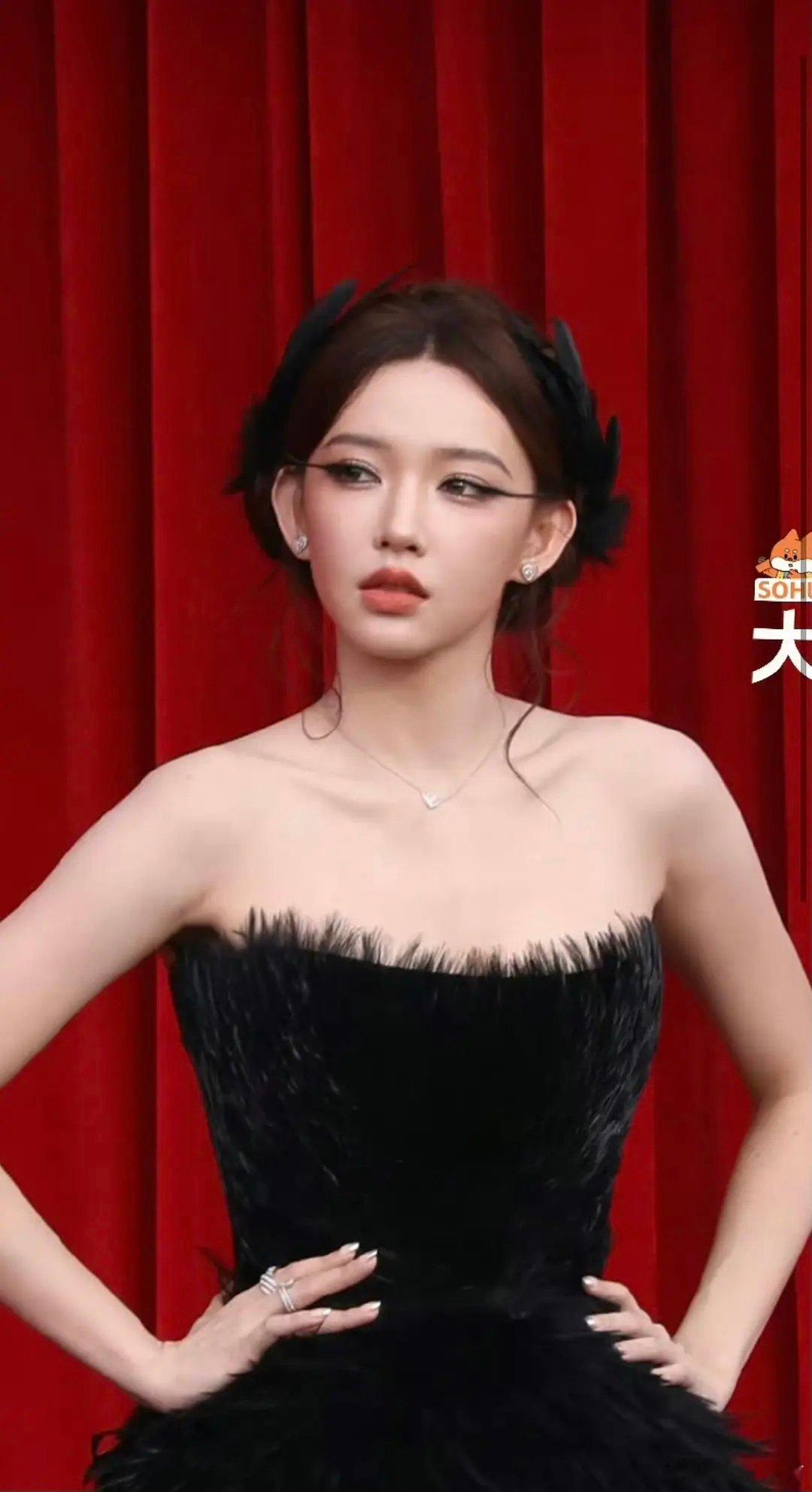 程潇的这个睫毛是谁的奇思妙想？一开始还以为是眼线呢，你觉得好看吗。​​​
