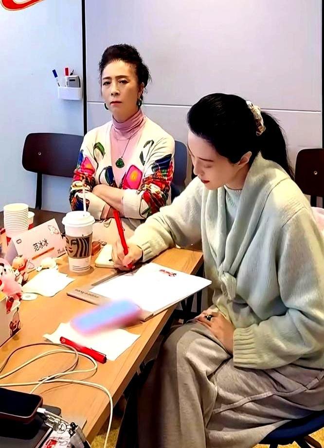 别再信富二代都在躺平的鬼话了。行业年会第一排，母女俩安静坐着。女孩穿无标羊