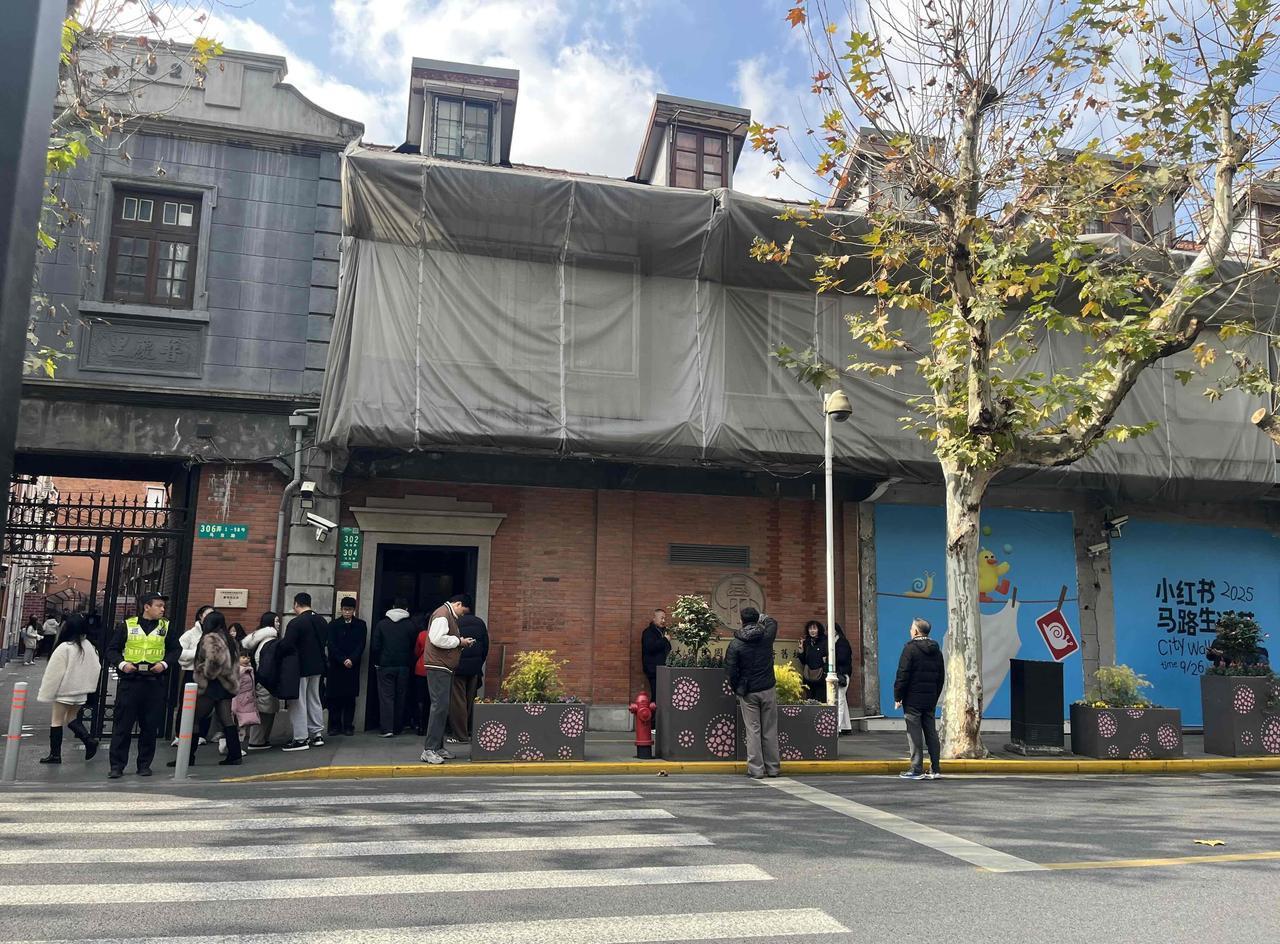 刚在跟上海黄浦区开烟酒店的老街坊聊天。他压低声音跟我说了个挺突然的事儿。平时