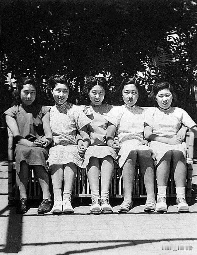 这张照片拍摄于1940年前后，是王光美五姐妹的珍贵合影。照片中五位年轻女性并肩而