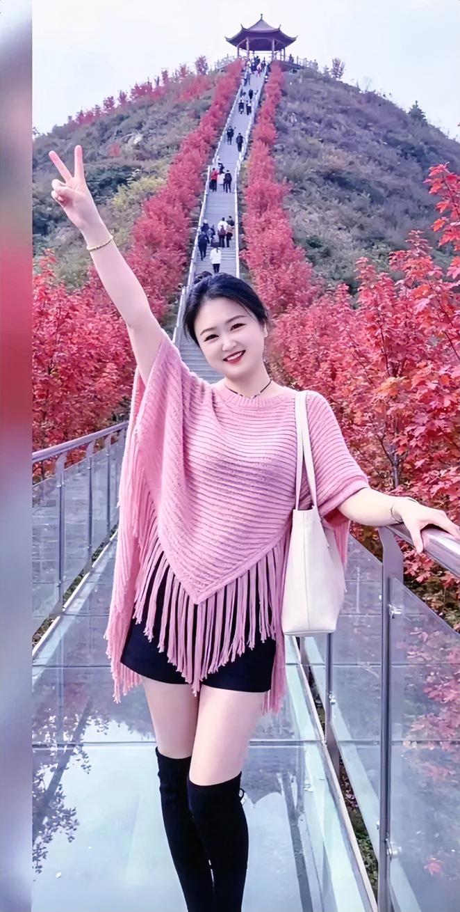 秋风漫过山岗，漫山红叶热烈盛放，沿着长长的阶梯一路向上，山顶古亭静静等候。站在玻