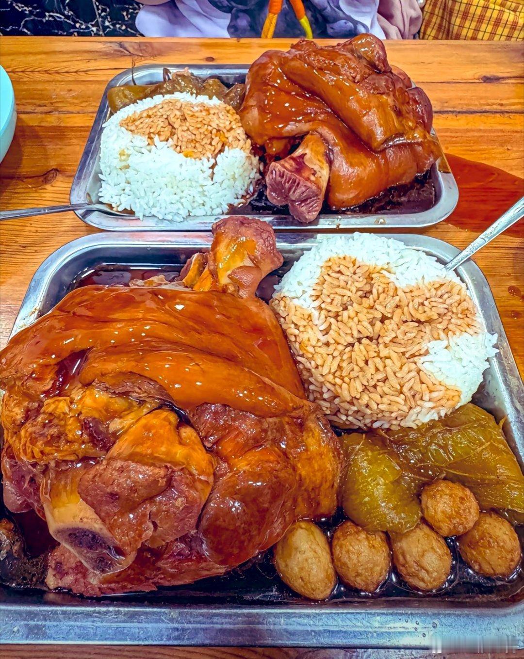 吃席的时候总想大吃几口肘子，要知道这个肉肥而不腻，肉皮软糯有弹性，瘦肉有嚼劲却不