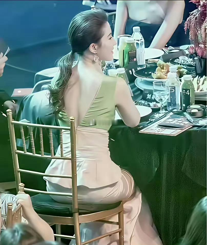 刘亦菲是怎么做到后面一点点头发，颅顶却那么多头发的？