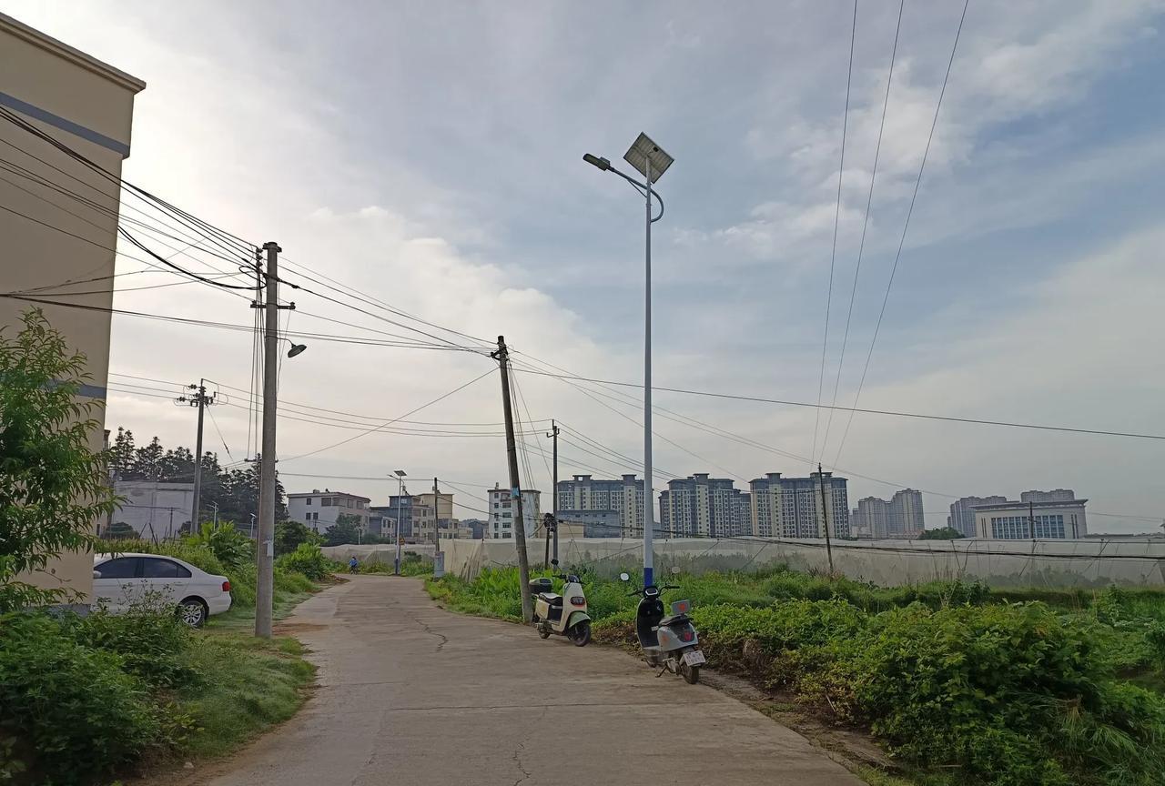 在农村老家6-7点钟起床是很自然的事而在城市打工上班恨不得踩着公交车的点起