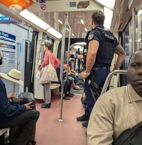 一大早被警察这纹身笑死了…