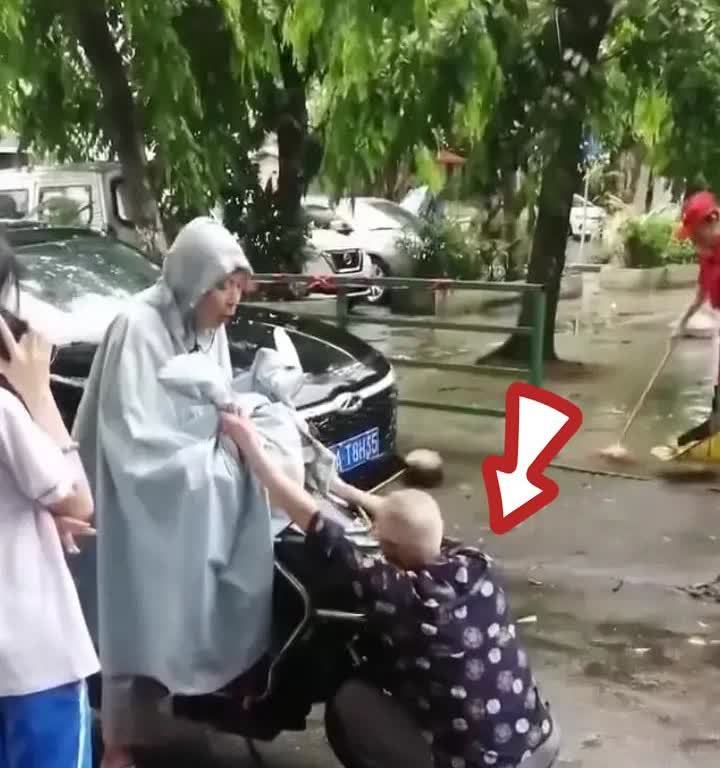 这波操作真是绝了！6月13日早上，海南省海口市秀英区金鼎路上发生一起碰瓷