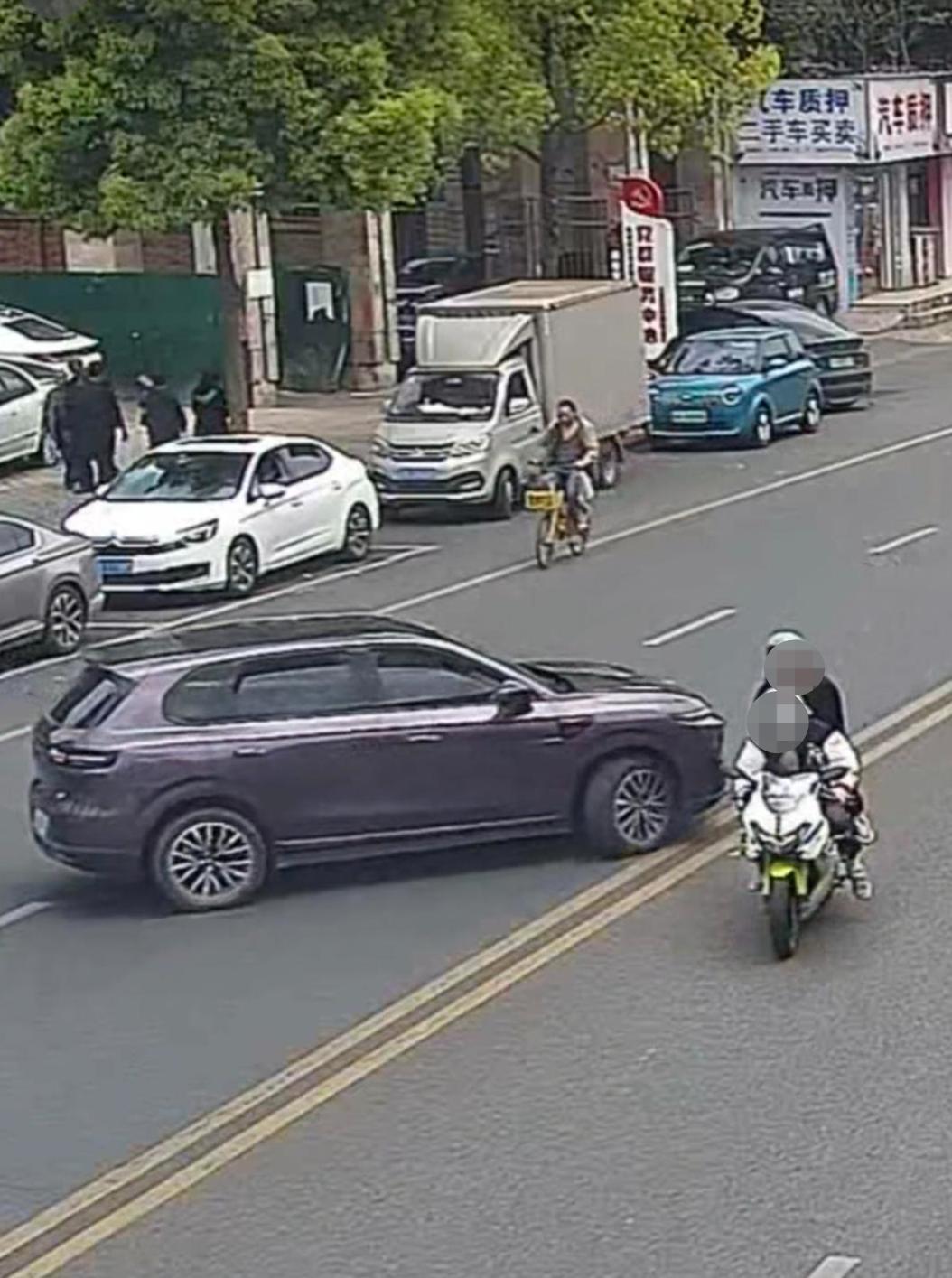 无接触也担主责！任性双实线掉头，致4人受伤悔不当初无视交通规则必酿祸端，四川