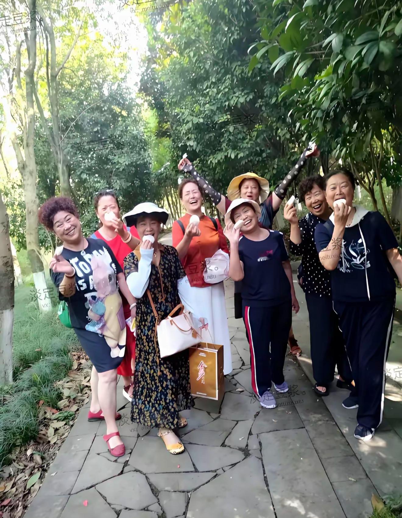 中国大妈个个眉开眼笑、神采飞扬。韩国大妈个个面黄饥瘦、脸颊无肉。​​​