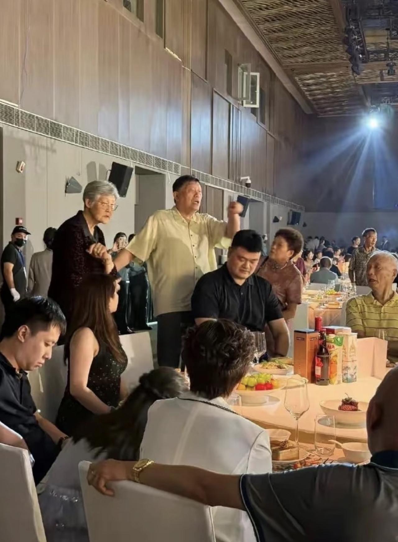 姚明和父母中秋节假期一起回苏州，参加亲戚婚礼，坐在大厅吃席毫无架子，很接地气。