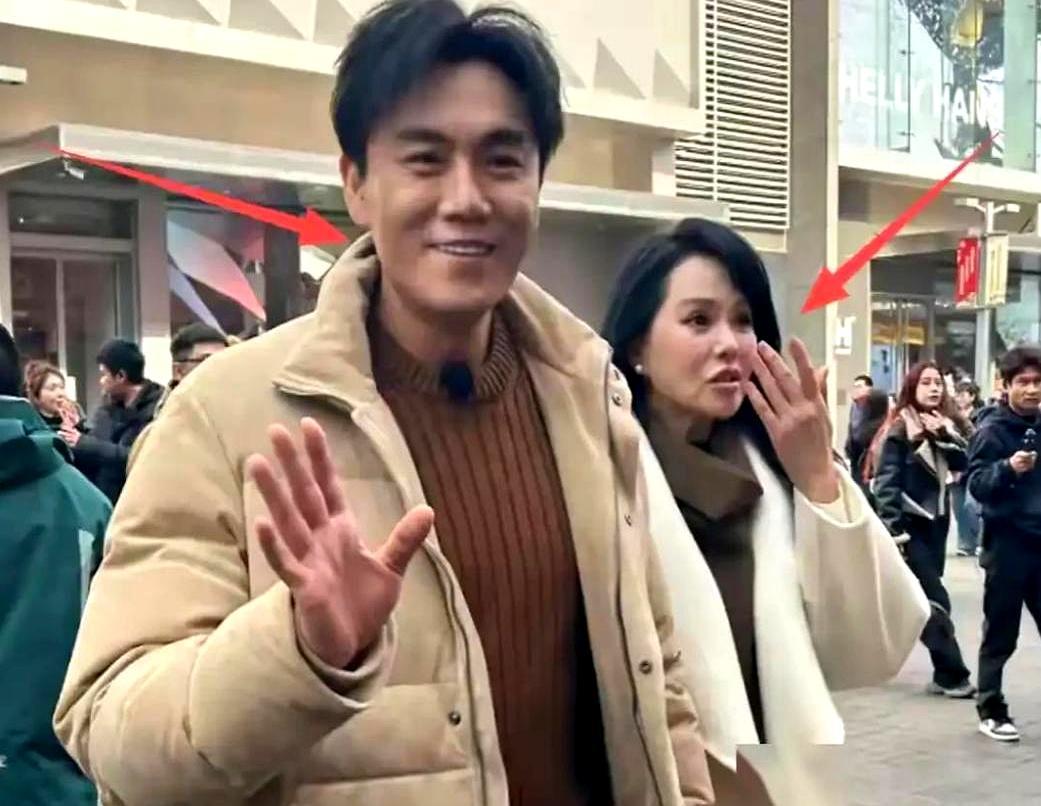 57岁伊能静沈阳逛街，背后晃悠的吊牌，把所有人的目光都吸走了。刚从春晚舞台