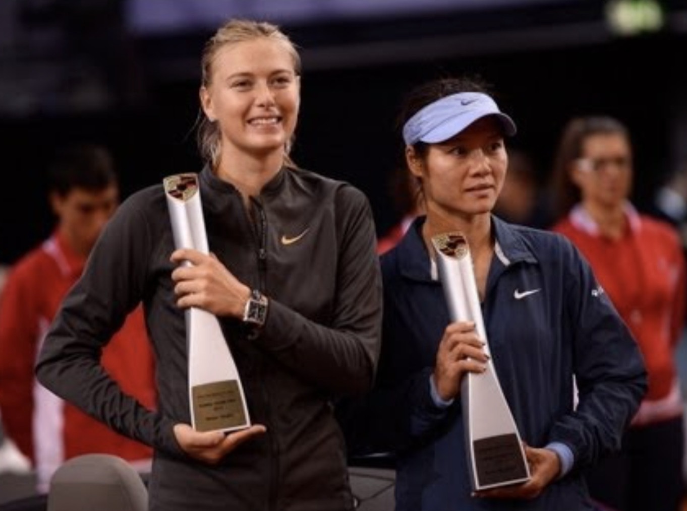 最近12届斯图加特抢车赛的冠亚军得主🏆2013：🥇莎拉波娃🥈李娜2014：