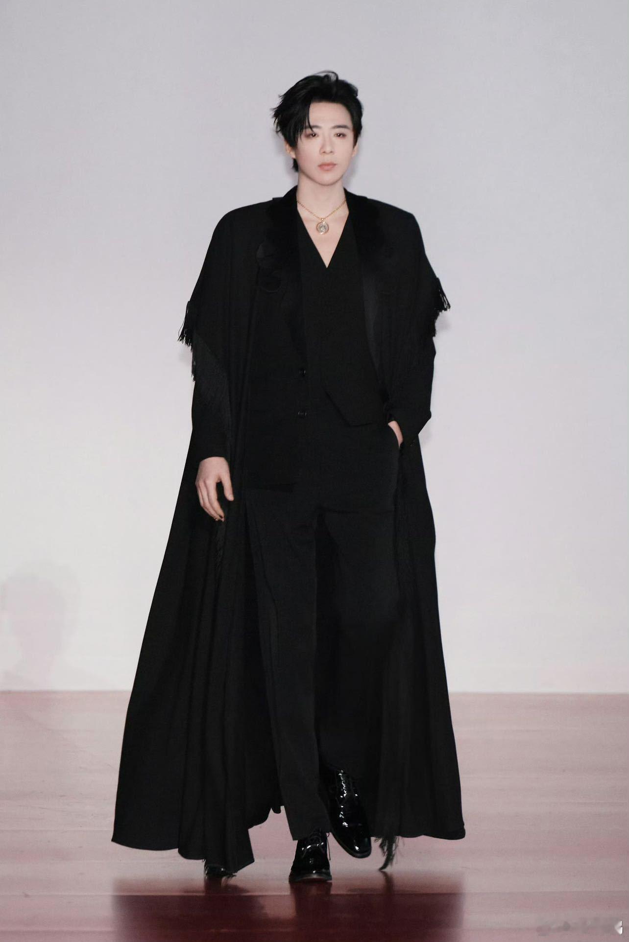 刘宇宁走到哪都在照顾人感觉刘宇宁就是身边人的小太阳，在拍摄间隙，他会给群演们讲笑