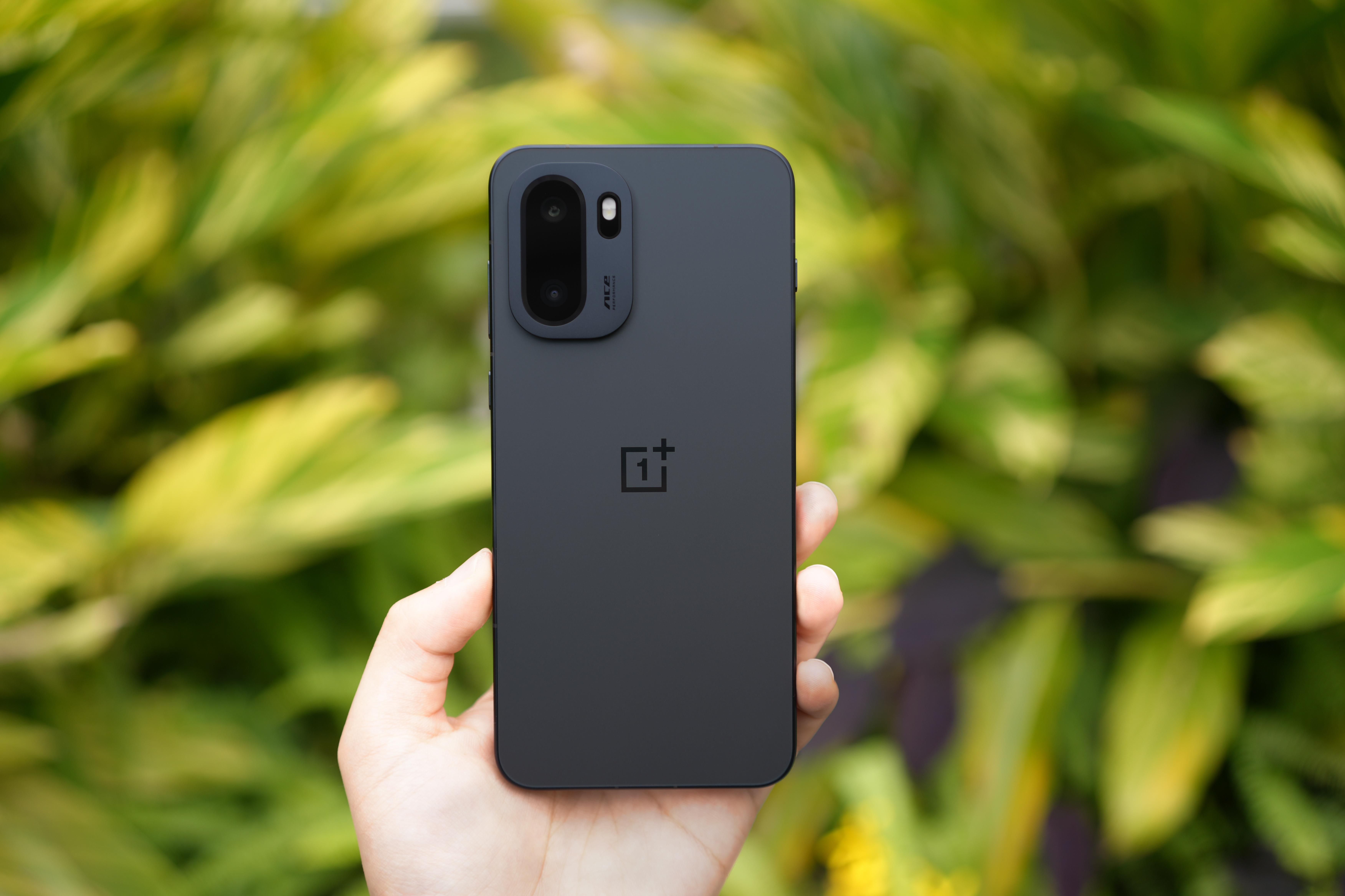 一加Ace6的质感属于是同档领先水平，我会推荐这个AG黑玻璃，触感丝滑不沾指纹，