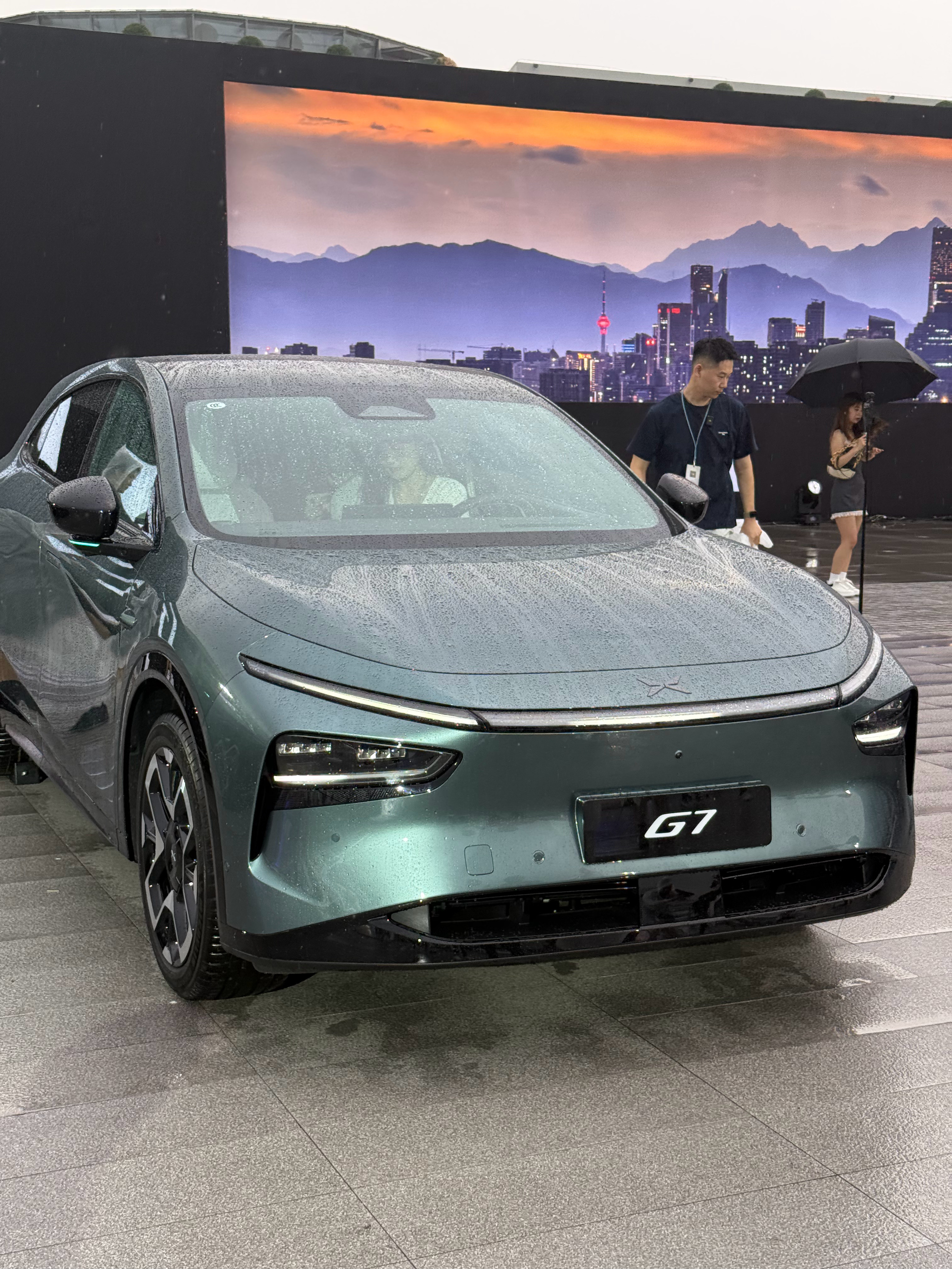发布会场外，放置了小鹏G7的6种配色展车，星昼灰、新月银、星云白、暗夜黑、云贝