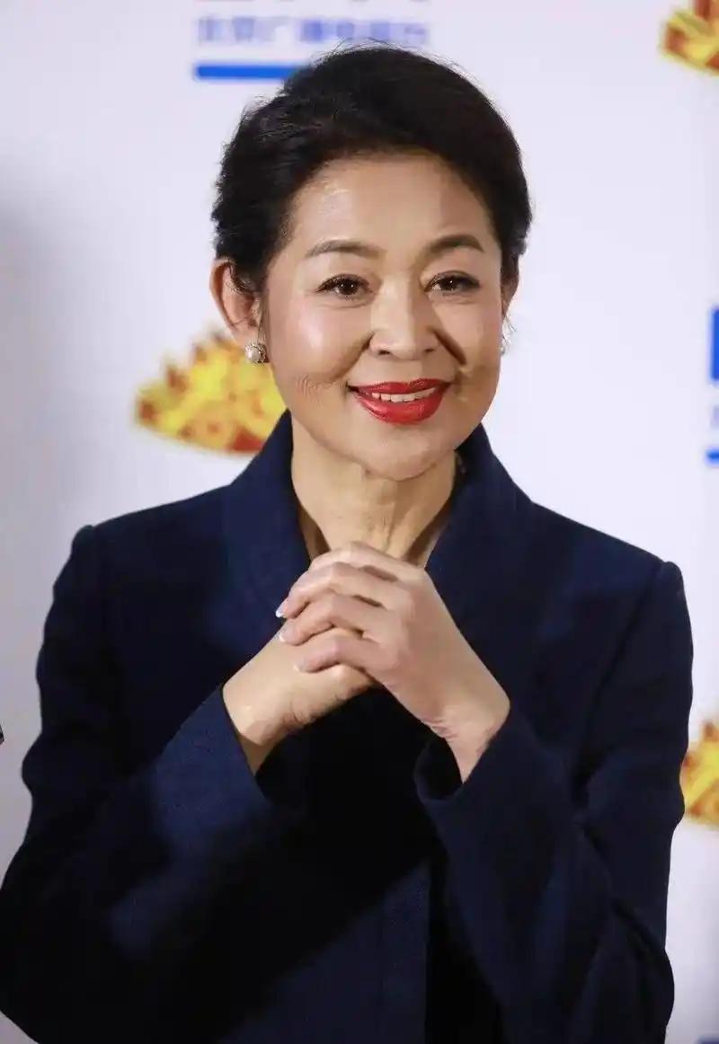 倪萍为什么共情房主人？因为她就是房主人。 倪萍对小鹿的指责揭开的是三代女人的