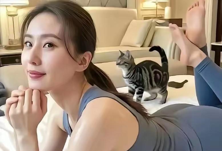 刘诗诗在片场被偷拍，一张侧背影把全网看呆。薄背直肩，线条干净得像拿尺子量过，素