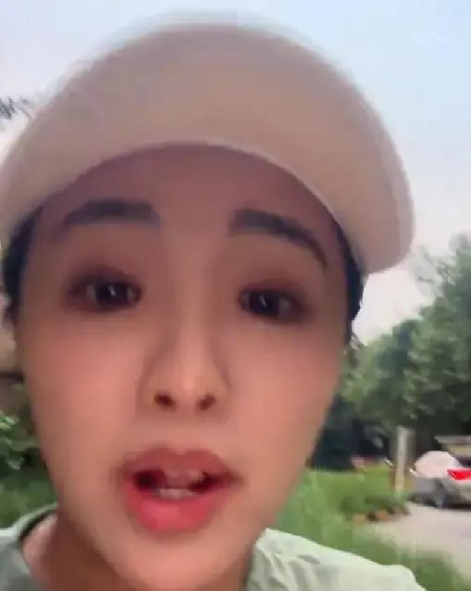 刚刚过了60岁生日的刘纯燕，坐在美发店的椅子上，把留了30年的锅盖头剪碎，染上了