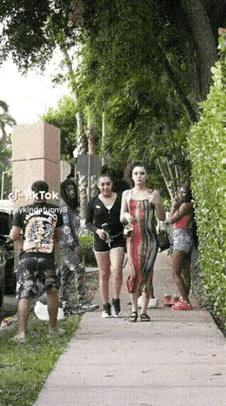 看来小姐姐已经被吓出条件反射了。