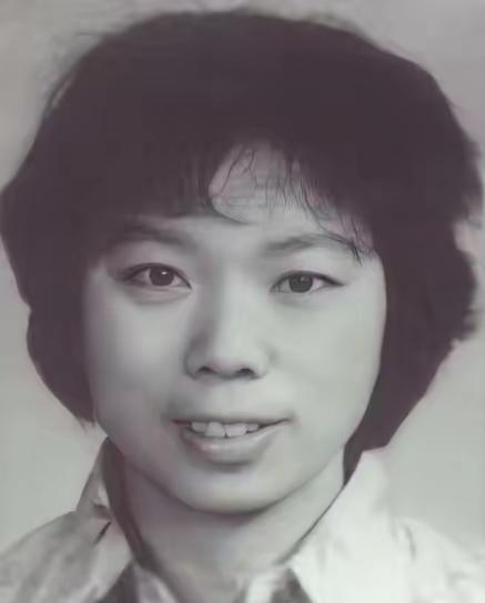 邵小利，女，1960年2月出生，陕西富平人。1974年加入共青团，1979年考入