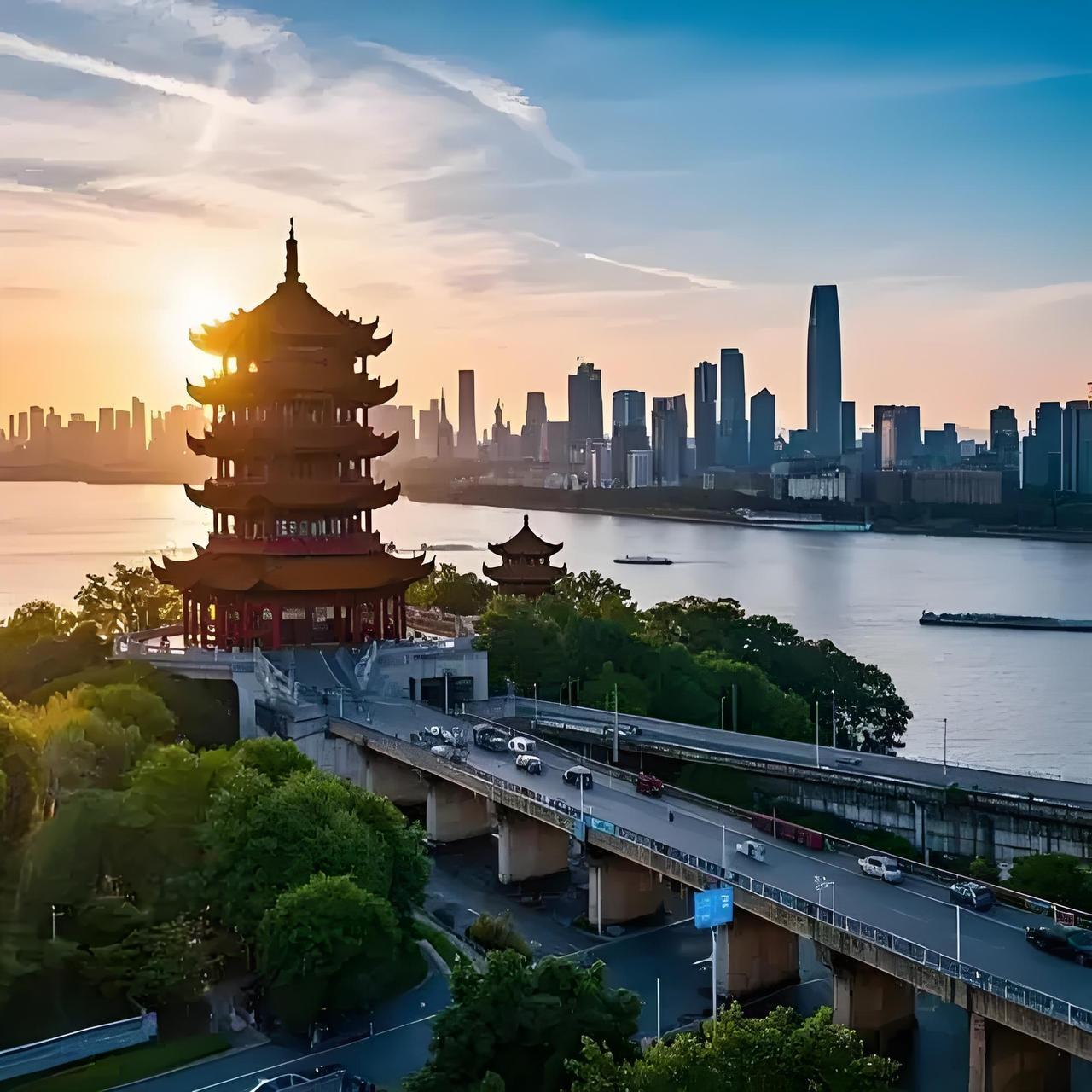 武汉,在你心目中是什么样的城市?武汉,在我心里是一座魅力十足的城市。它有深厚的