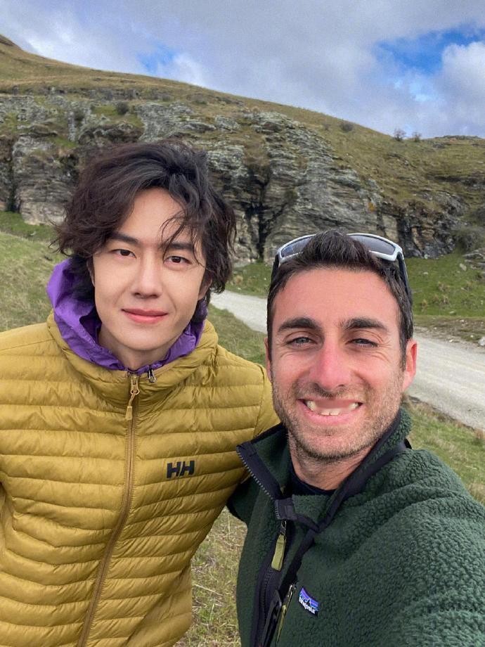 摄影师晒与王一博合影慕了这位摄影师！给王一博拍完大片还解锁贴脸自拍，一博镜头里