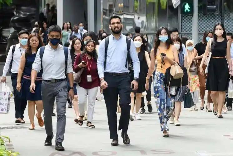 才三个月，风向就彻底反了。那会儿新加坡还揪着中国网友不放，一口一个“造谣”，谁能