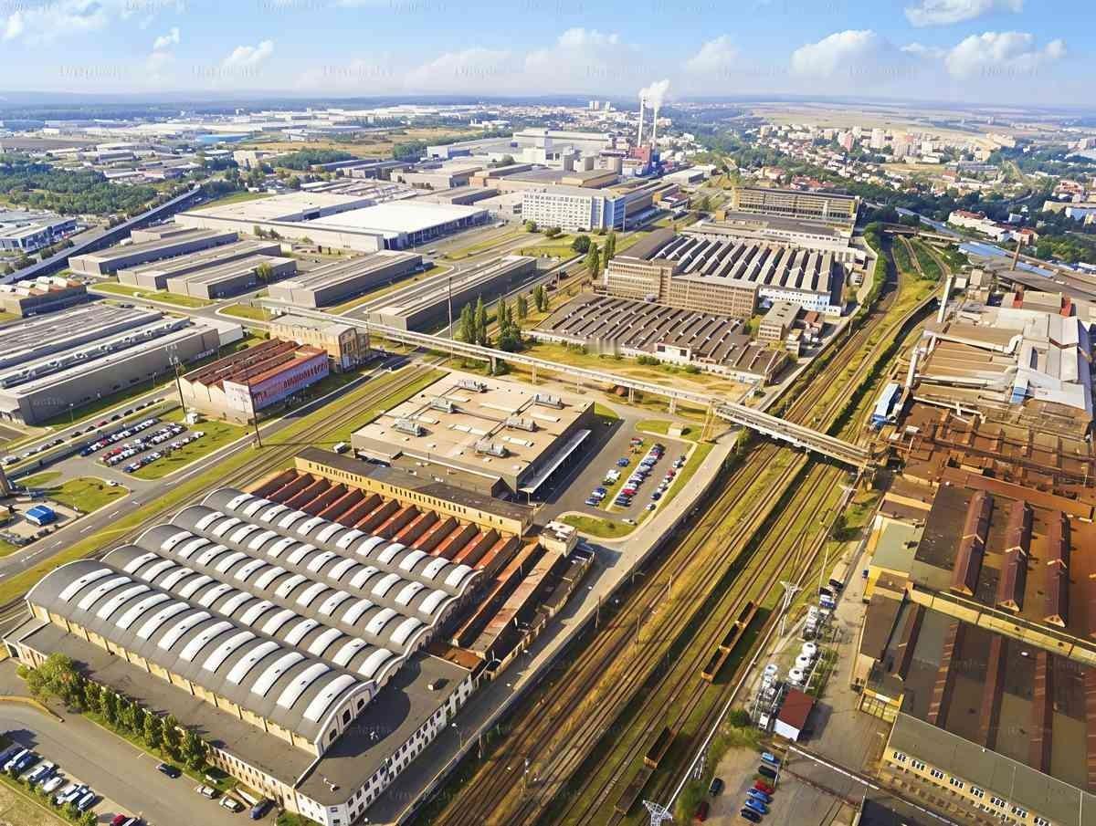 未来三年，每年拿出至少65%的利润分红。就这一句话，够不够？我们盯着电费账单