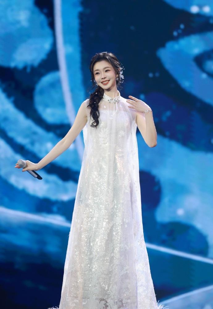 最近宋轶在表演节目的时候搭配了一件白纱裙，看起来特别的有飘逸之美。宋轶的身段