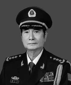 1998年，张万年访问美国，刚踏入宁堡陆军基地，一位美军司令突然蹦出来，紧紧抱住