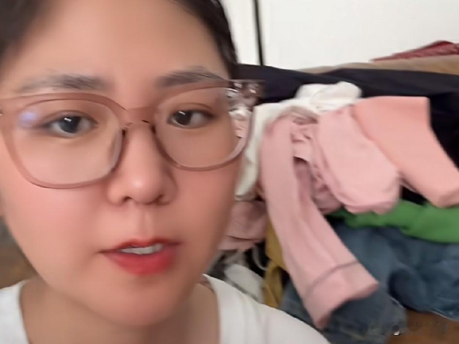 婆婆们，听听这个儿媳妇说的话。她对着屏幕大言不惭地说：我的婆婆太不像话了，在家
