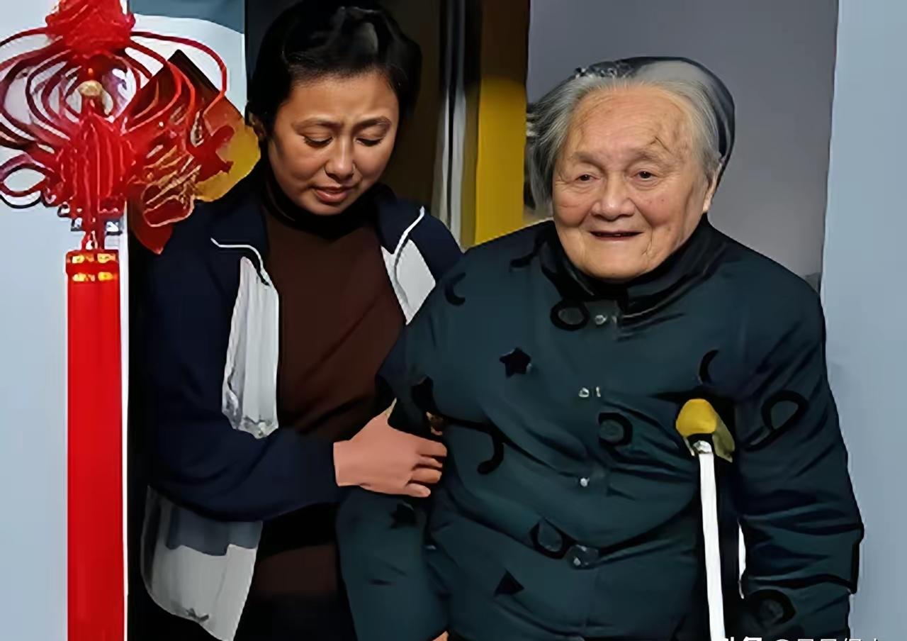 保姆44年没离开过这个家，雇主开口说“别干了”，她当场就哭了！1958年秋天