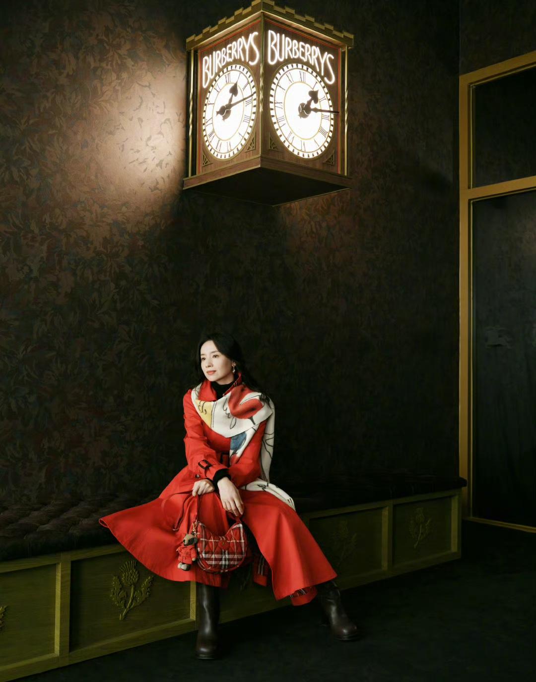 看了董洁的红色穿搭后我知道中年女人过年该怎么穿了没错，就学董洁这样穿……