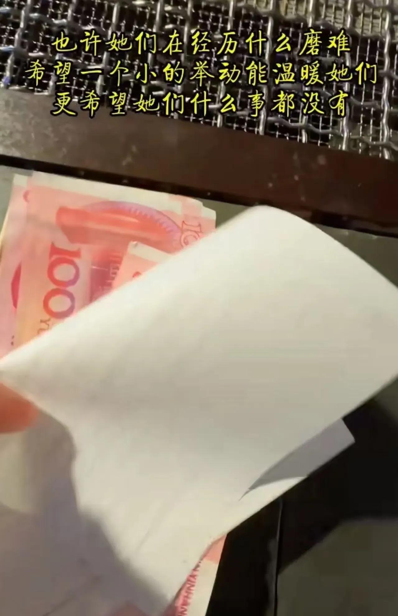 看哭了！5月25日，男子在车站前看到一个大姐抱着孩子，眼含泪水，仰天叹气。男子意