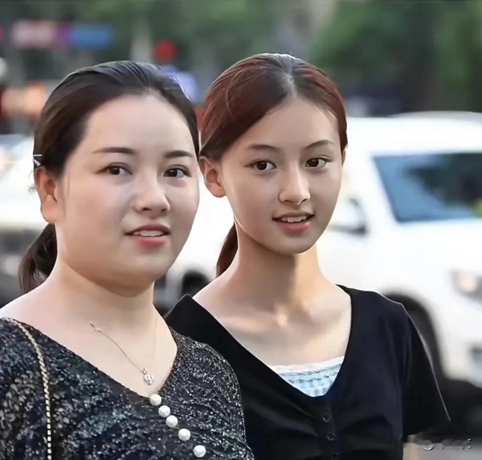 七七妈妈不应该总是和女儿一起出镜，但凡她聪明一点，别人给女儿拍照时，她就应该站在