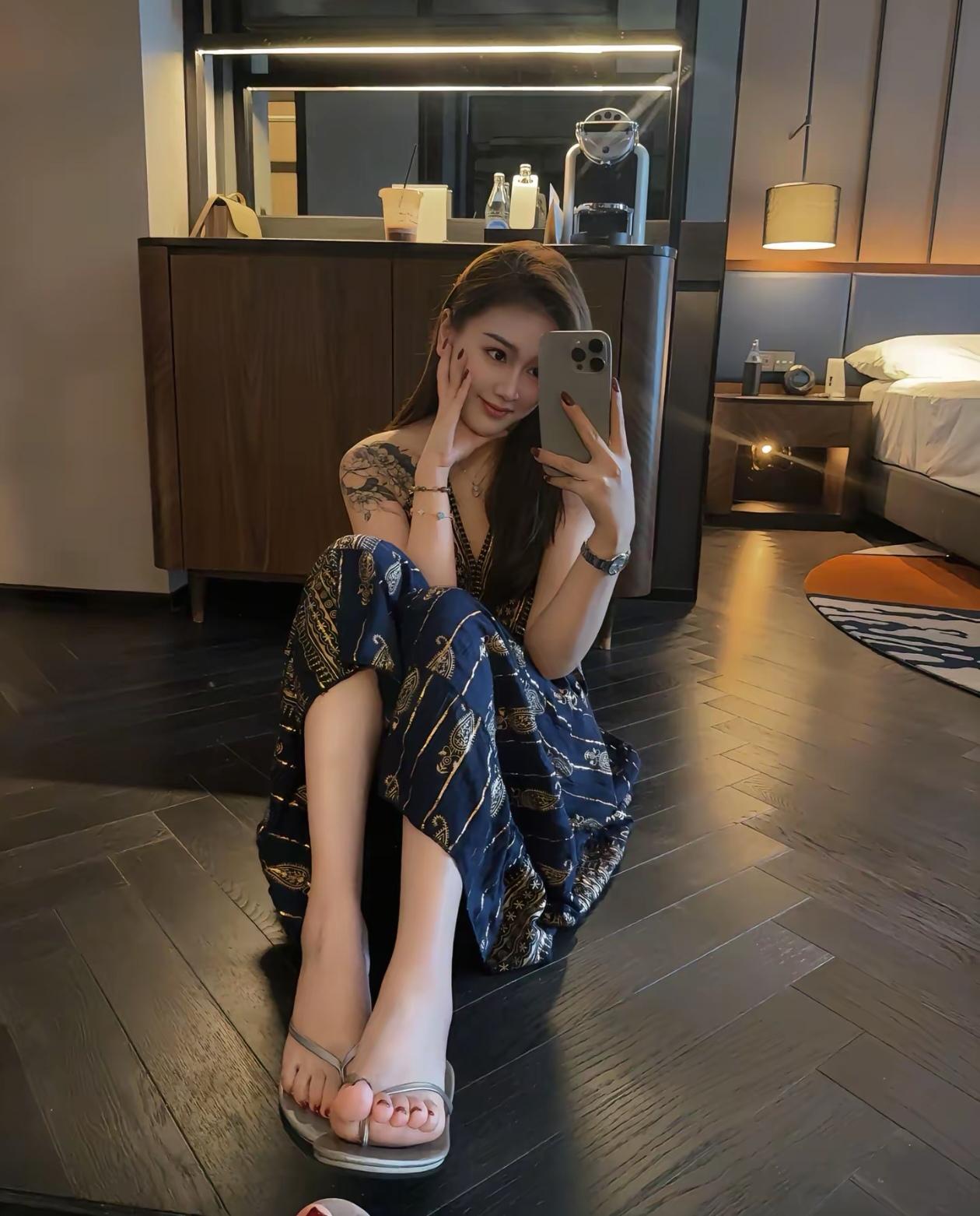 悠闲的午后，坐在舒适的房间里，享受属于自己的时光。