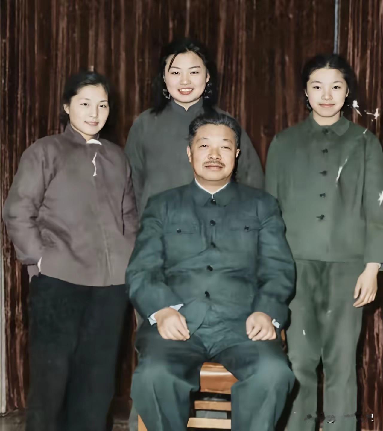 贺龙元帅与三个女儿的合影，三千金一个比一个漂亮看这张老照片，贺龙元帅站在中间