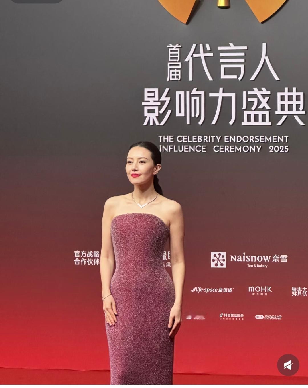 高圆圆，这发型和礼服不是最好看的。