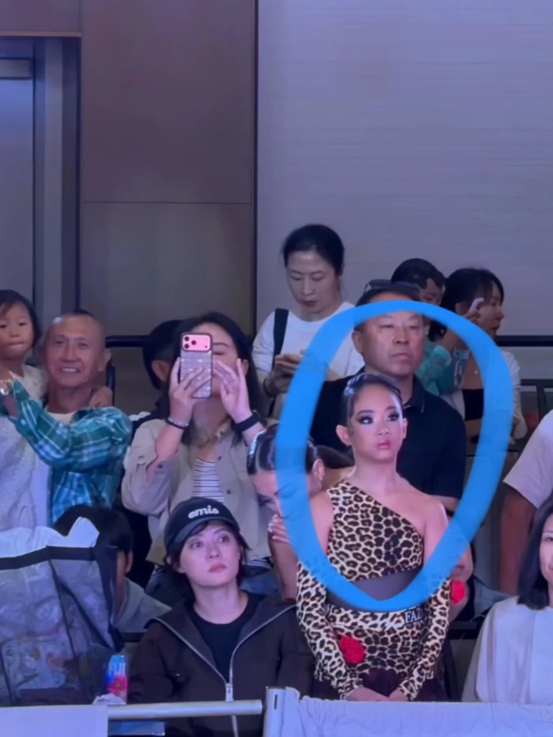 孙俪陪女儿参加拉丁舞比赛