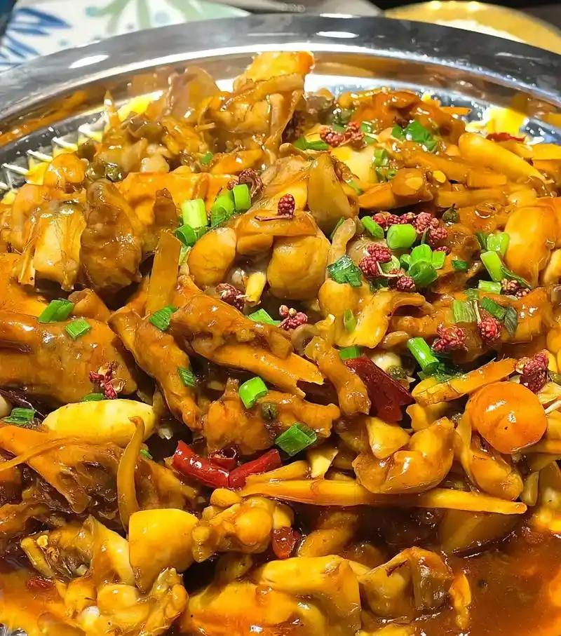 武汉旅游，武大附近这家下饭的小店，好好吃！澎湖湾家常菜馆美食推荐：1、牛蛙