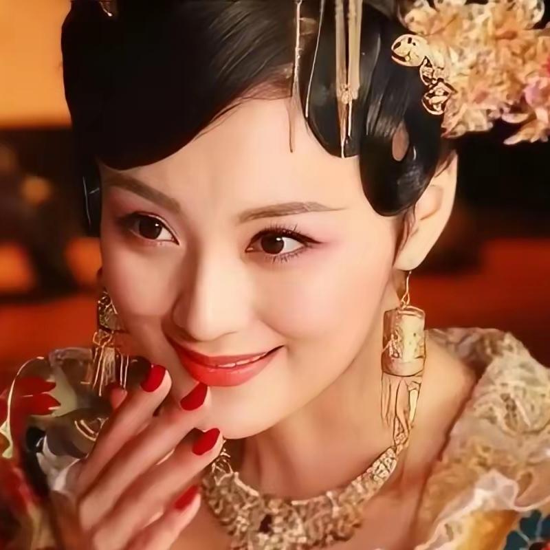 后梁时期，将军葛周正搂着妖艳的宠妾嬉闹，忽听一小兵求见。可小兵刚踏入，就直勾勾盯