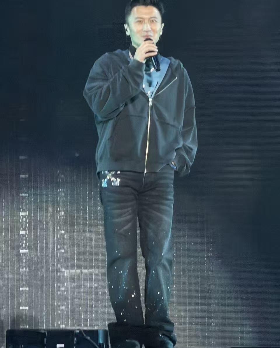 谢霆锋本人并没有电影里和想象中那么酷那么有个性，他个子不高小小一只，站在舞台上看