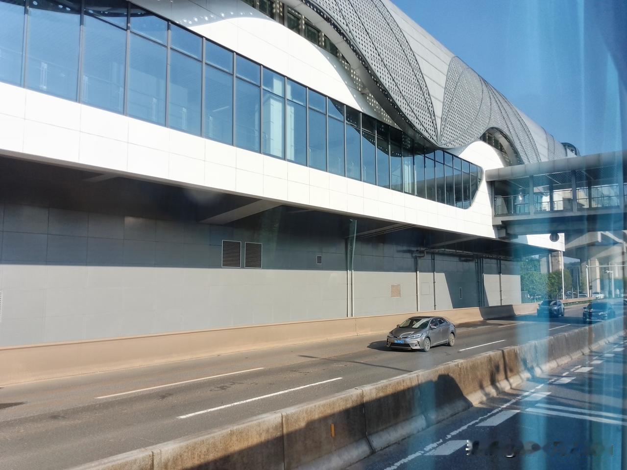 九华北的黄家湾地铁站，是潭州大道快速路湘潭段的终点。过了地铁站下边的这个十字路