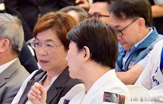 王惠美与卢秀燕同框了，不约而同的提前离开让张丽善、黄敏惠错愕不已！就在9月15日