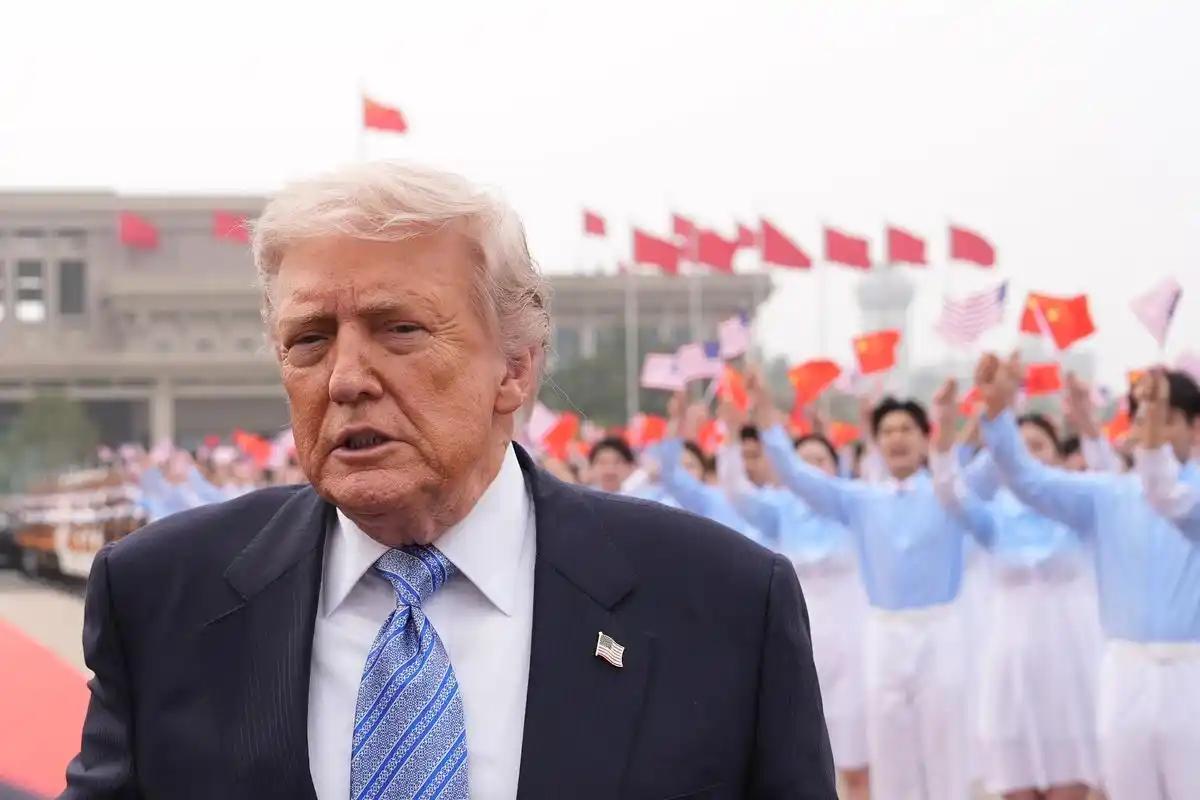 美国媒体集体懵了！特朗普从中国回来后像换了个人，不谈外交不谈经济，每天睁眼第一件
