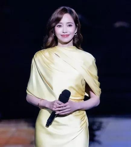 有些女人天生就是享福的命。你就说女主持人侯佩岑吧。她1978年出生，是家中独
