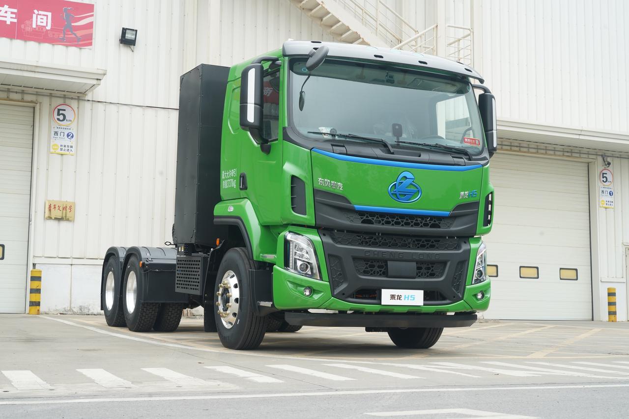 乘龙H5换电牵引车，搭载宁德时代400度大容量电池，续航里程超过300公里，并采