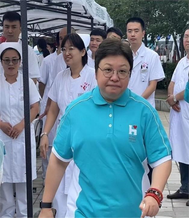 被骂贪污，嫌吃相难看…韩红用20年活成了“最笨”的英雄！总有人盯着韩红：早年