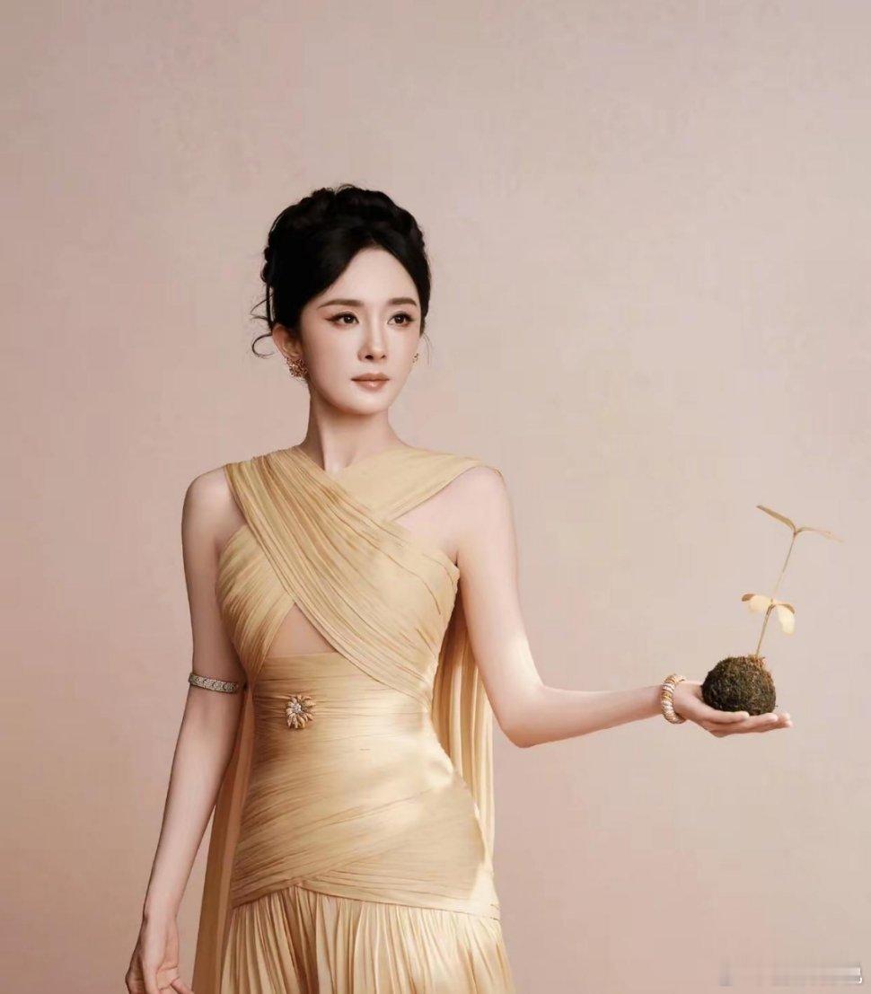 杨幂和微博闹掰，这事彻底涨了圈内人的见识。事情没像外界看起来那么简单：一边是“白