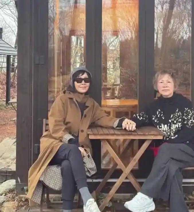 照片是刘嘉玲自己在社交平台发的，一家人在日本一个郊野牧场。天气其实不咋地，阴冷